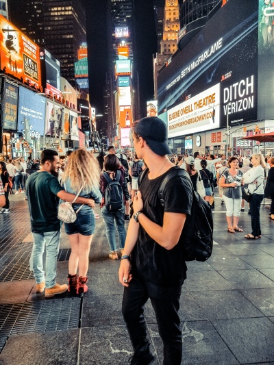 La combinación de publicidad con iluminación 