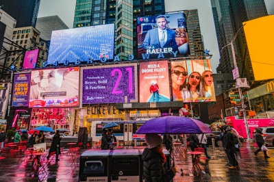 ¿Cómo se evalúan los costos de la publicidad exterior?